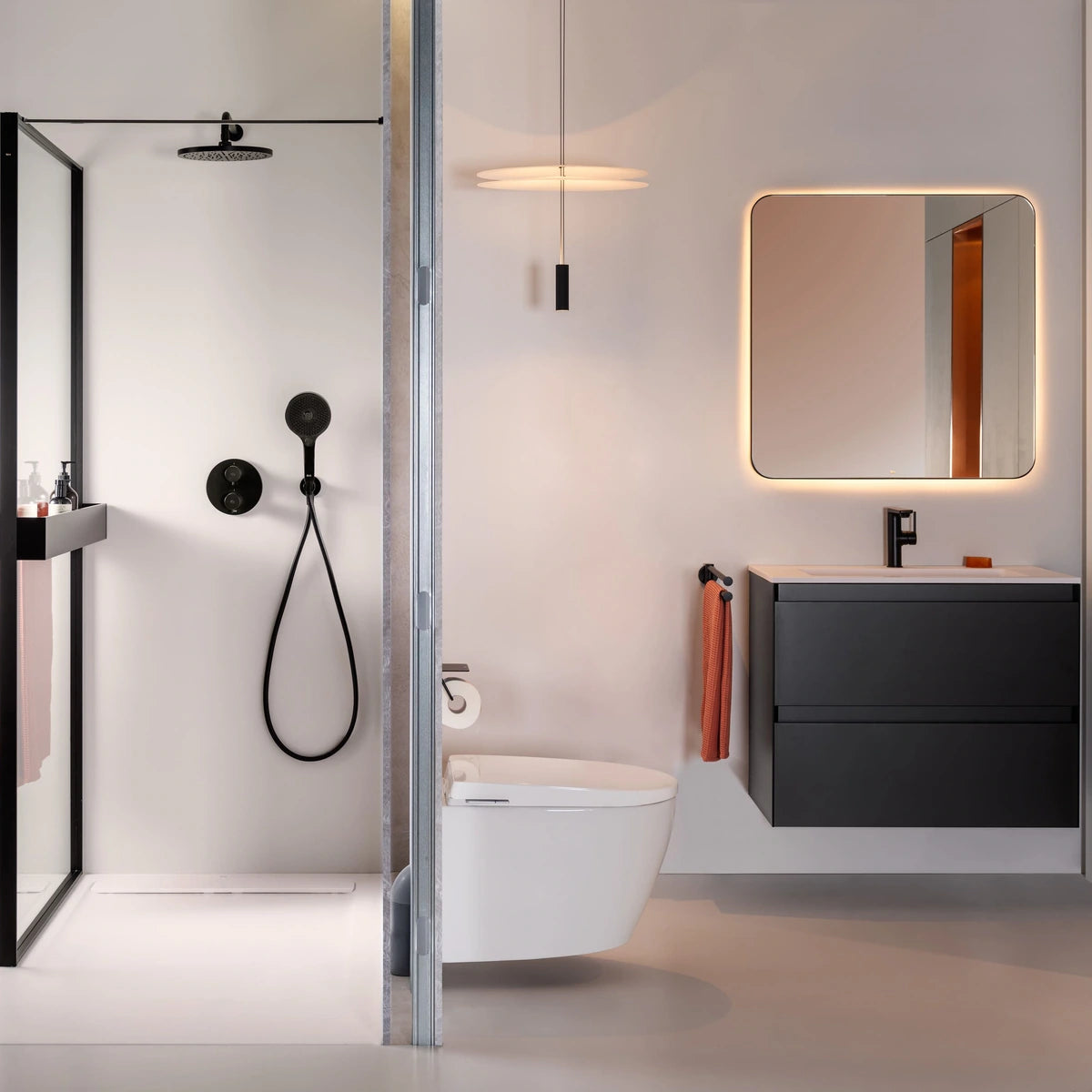 Roca Avant In-Tank vas WC suspendat in ambient baie cu cabina de dus si mobilier