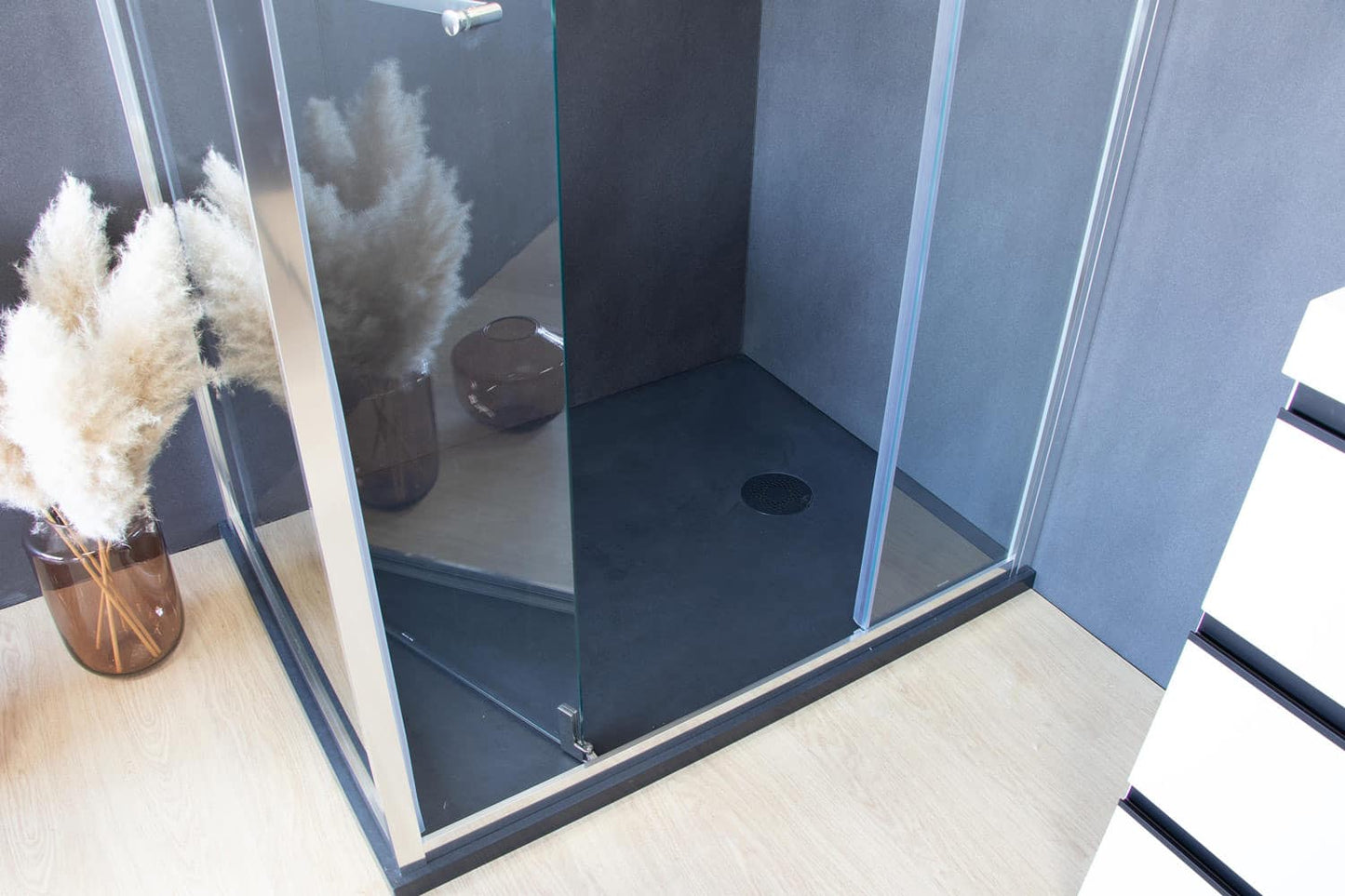 Cabina dus patrata cu usa glisanta rotativa KolpaSan Stellar DW 90x90 cm, negru mat